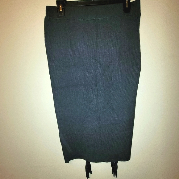 Torrid pencil skirt size 0 - Picture 3 of 3